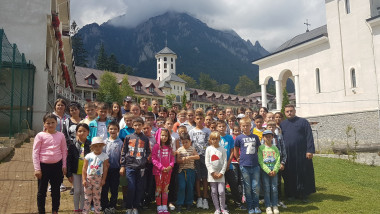 Copii și bătrâni sprijiniți de Asociația Mana Cerească